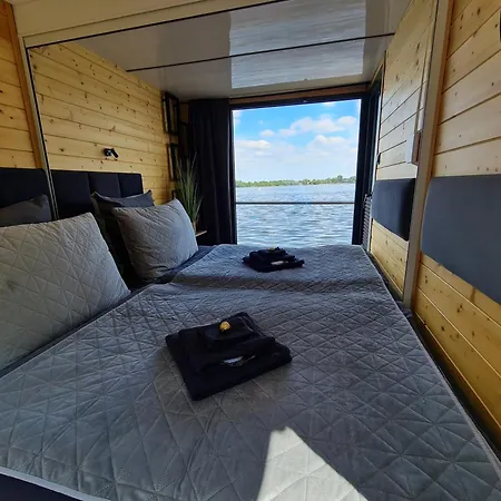 Seezeit Im Hausboot Mit Kamin & Sauna Botel