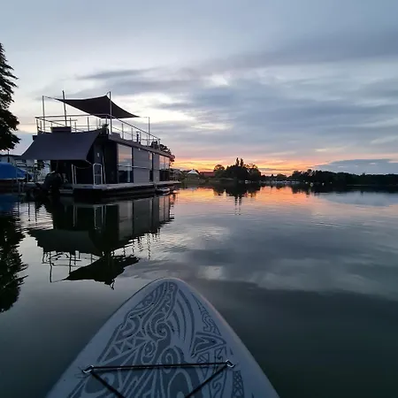 Seezeit Im Hausboot Mit Kamin & Sauna Botel